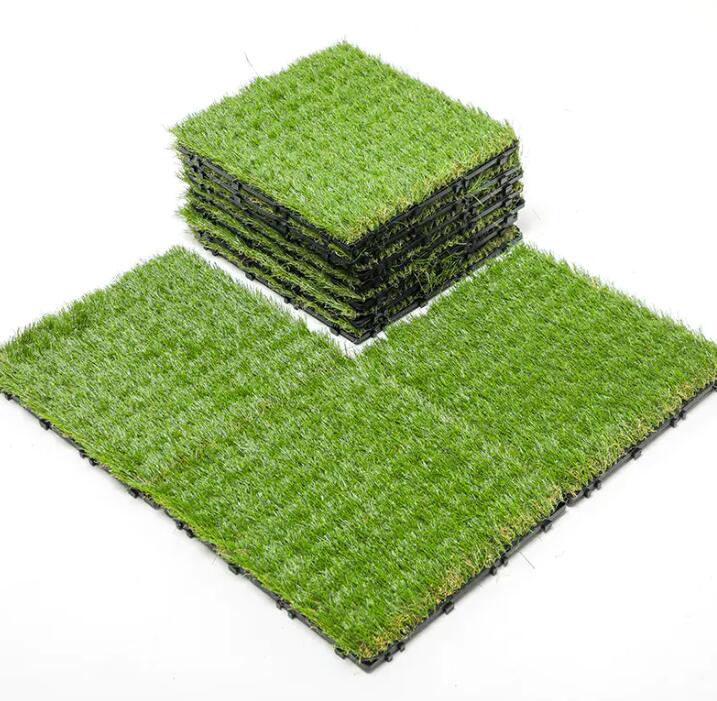 Trasforma il tuo spazio esterno con le piastrelle in erba artificiale